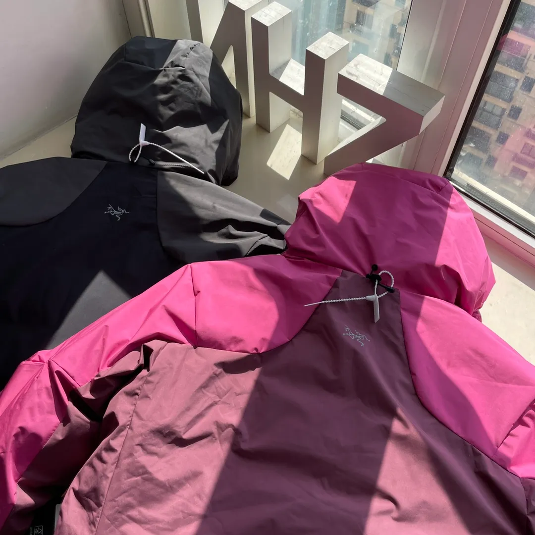【 Quality 90 Rebound】 In Stock YB Arcteryx System_A 4.0【 】Series KOBAH PARKA logo Same Style / / Same Style “ ” ， JILSANDER ， Series ， ， ， ！ “ ” ！ 【 】Series System ！ ！ ！ “ ” ✅【 】Series : ， ，Classic ， ， ！ ① : ！！Pink ， ， ， ！ ！ ② : Gray ， Gray ，Classic ！ ✅ : 2L 40D GORE-TEX ， : Coreloft Polartec Power Air Series ， Breathable ！ ✅ : Series ， ！ ， ！ ✅ : System Series Gortex TEX ！ : ， ， ！ ！ ✅ : Series YKK 5VST，YKK ！ 。 : ！ 2K ！！ ✅ : FP ！ g！ ！！ ！！ “ ” ！ ✅ : OS ， ！ ！ ！！ : : / Gray Size: XS/S M L XL/XL(OS ） XS 67 46 114 S 69 48 118 M 71 50 122 L 73 52 126 XL 75 54 130 XXL 77 56 134 : XS:150-160cm 80-100 S:160-170cm 100-130 M:165-175cm 120-140 L:170-180cm 140-160 XL:175-185cm 160-180 XXL:180-190cm 180
